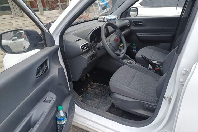 Used Wuling Hongguang New Energy 2025 Extended-Range Hybrid 50 km Utility Version Driver Seat