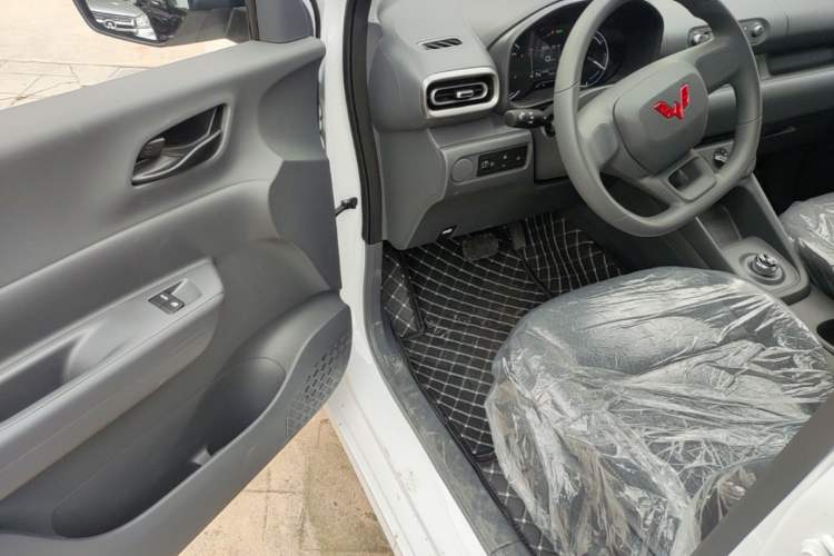 Used Wuling Hongguang New Energy 2025 Extended-Range Hybrid 50 km Utility Version Driver Seat