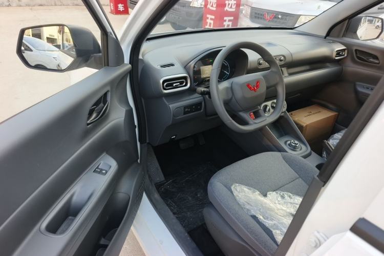 Used Wuling Hongguang New Energy 2025 Extended-Range Hybrid 50 km Utility Version Driver Seat