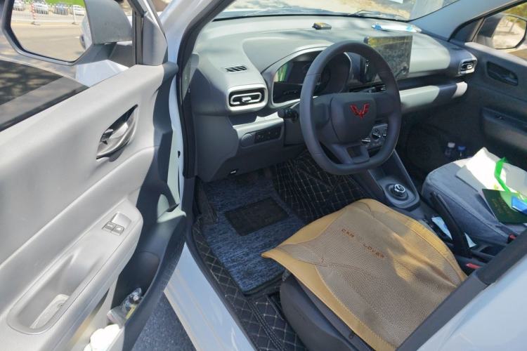 Used Wuling Hongguang New Energy 2025 Extended-Range Hybrid 50 km Utility Version Driver Seat