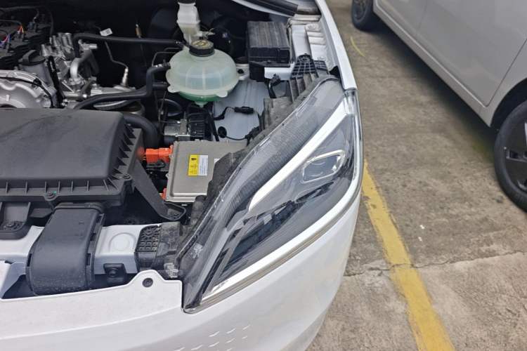 Used Wuling Hongguang New Energy 2025 Model Range-Extending Hybrid 150KM Comfort Edition Engine Bay Left