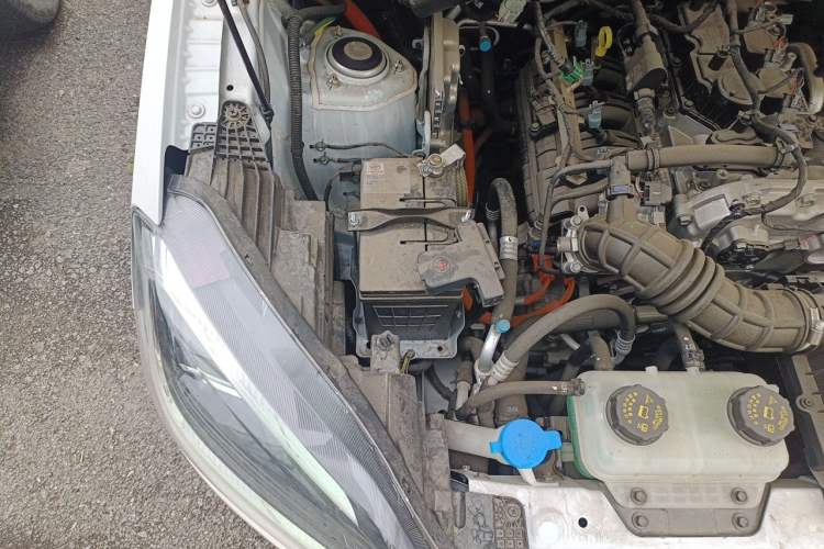 Used Wuling Hongguang New Energy 2025 Extended-Range Hybrid 50 km Utility Version Engine Bay Right