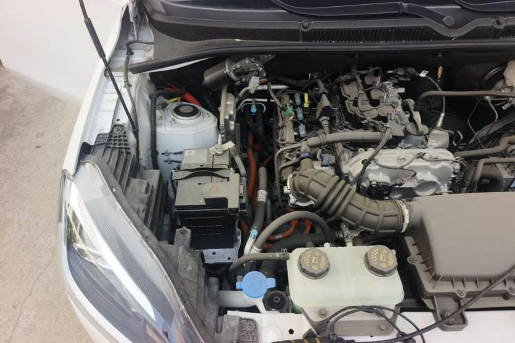 Used Wuling Hongguang New Energy 2025 Extended-Range Hybrid 50 km Utility Version Engine Bay Right