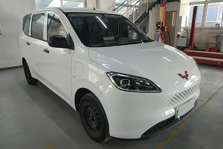 Used Wuling Hongguang New Energy 2025 Extended-Range Hybrid 50 km Standard Version Front Right 45 Deg