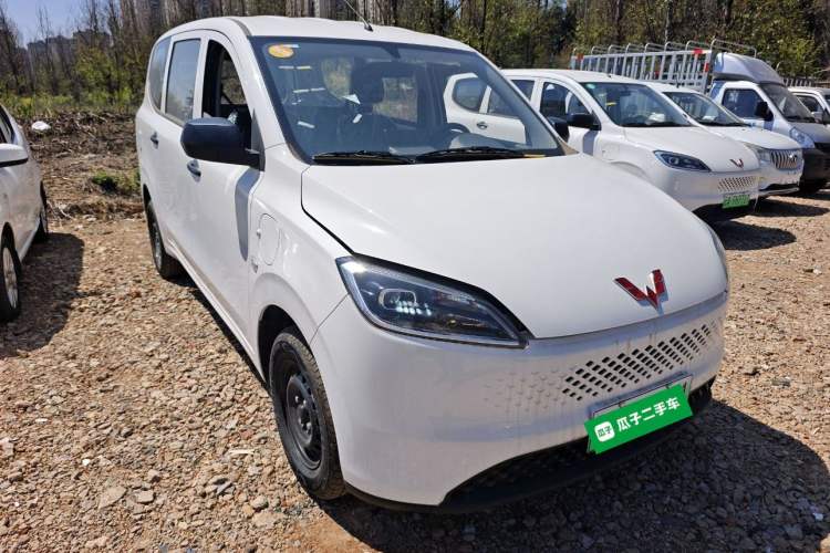 Used Wuling Hongguang New Energy 2025 Extended-Range Hybrid 50 km Standard Version Front Right 45 Deg