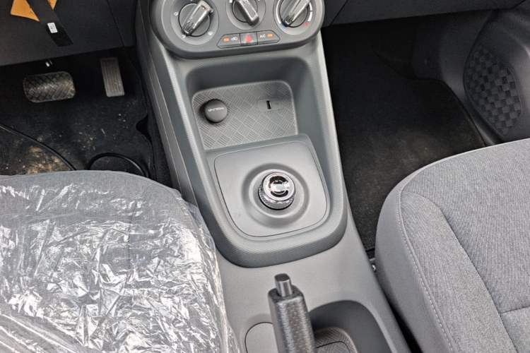 Used Wuling Hongguang New Energy 2025 Extended-Range Hybrid 50KM Comfort Version Gear Lever