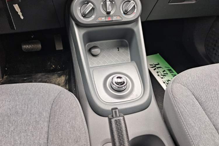 Used Wuling Hongguang New Energy 2025 Extended-Range Hybrid 50 km Standard Version Gear Lever