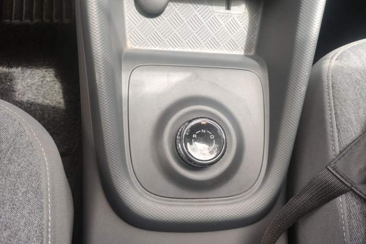 Used Wuling Hongguang New Energy 2025 Extended-Range Hybrid 50 km Standard Version Gear Lever