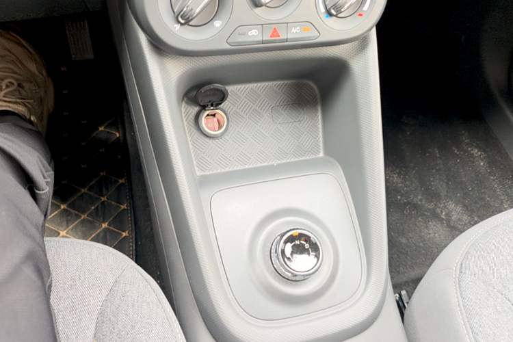 Used Wuling Hongguang New Energy 2025 Extended-Range Hybrid 50 km Utility Version Gear Lever