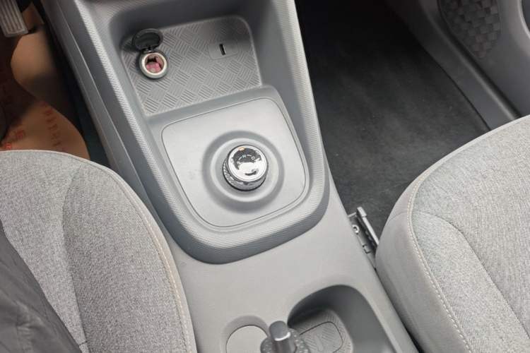 Used Wuling Hongguang New Energy 2025 Extended-Range Hybrid 50 km Standard Version Gear Lever