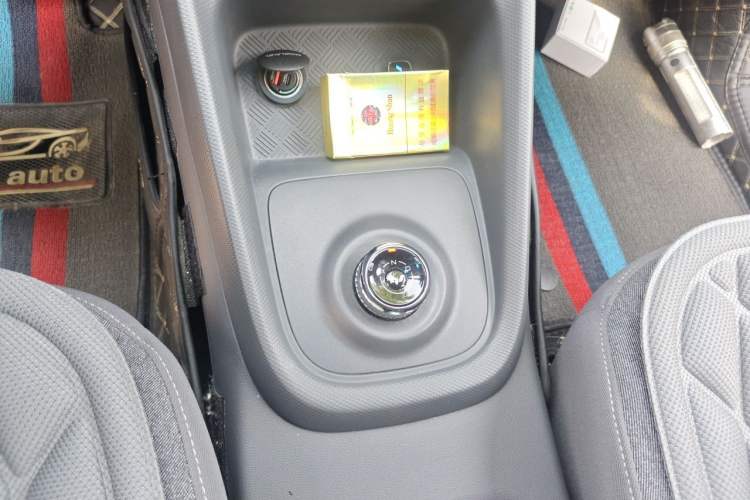 Used Wuling Hongguang New Energy 2025 Extended-Range Hybrid 50KM Comfort Version Gear Lever