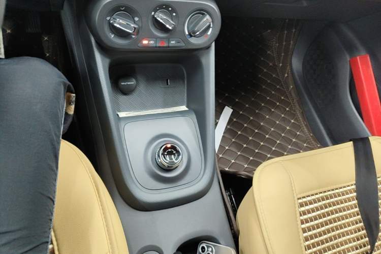 Used Wuling Hongguang New Energy 2025 Extended-Range Hybrid 50KM Comfort Version Gear Lever