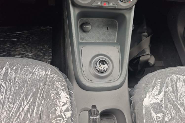 Used Wuling Hongguang New Energy 2025 Extended-Range Hybrid 50KM Comfort Version Gear Lever