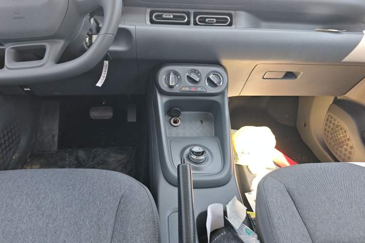 Used Wuling Hongguang New Energy 2025 Extended-Range Hybrid 50 km Standard Version Gear Lever