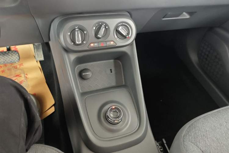Used Wuling Hongguang New Energy 2025 Extended-Range Hybrid 50 km Standard Version Gear Lever