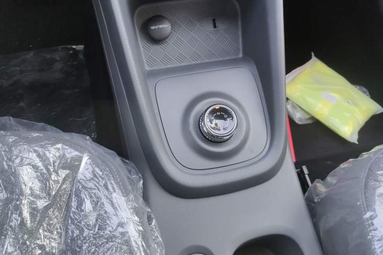 Used Wuling Hongguang New Energy 2025 Extended-Range Hybrid 50 km Standard Version Gear Lever