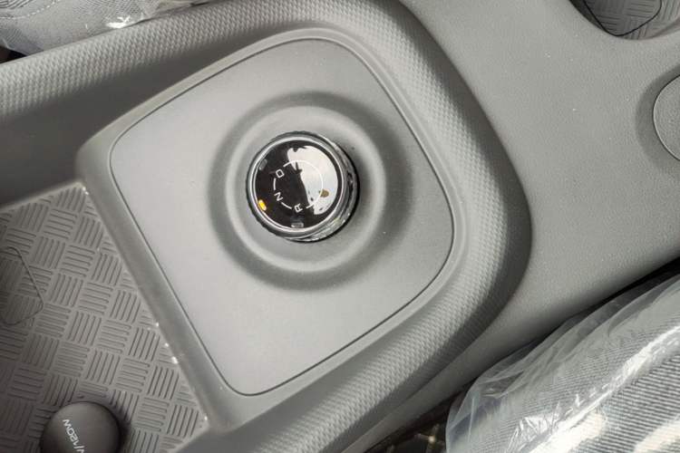 Used Wuling Hongguang New Energy 2025 Extended-Range Hybrid 50 km Utility Version Gear Lever