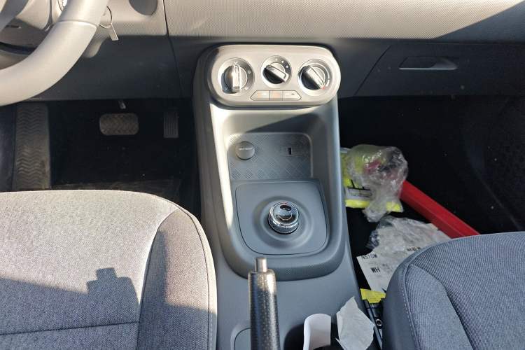 Used Wuling Hongguang New Energy 2025 Extended-Range Hybrid 50 km Standard Version Gear Lever