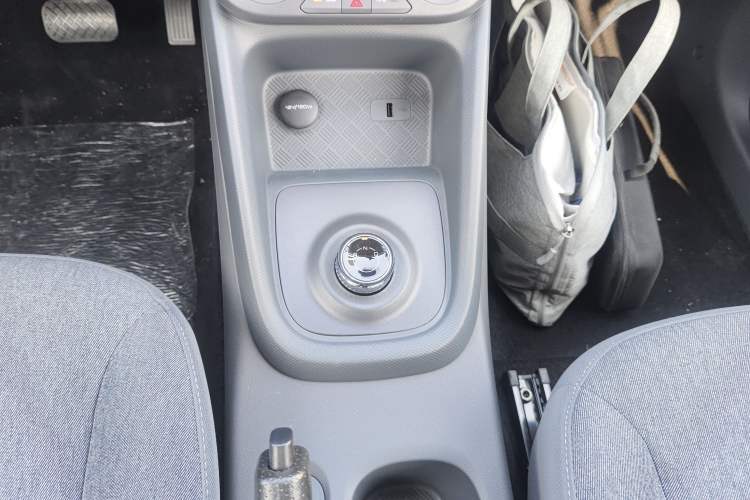 Used Wuling Hongguang New Energy 2025 Extended-Range Hybrid 50 km Standard Version Gear Lever