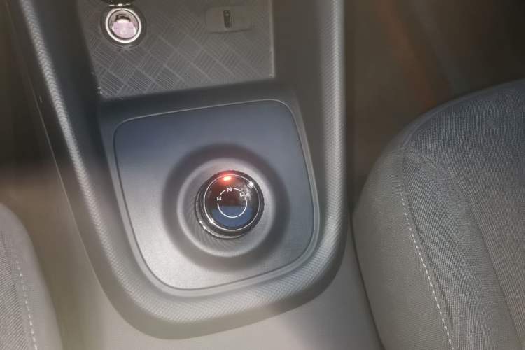 Used Wuling Hongguang New Energy 2025 Extended-Range Hybrid 50 km Standard Version Gear Lever