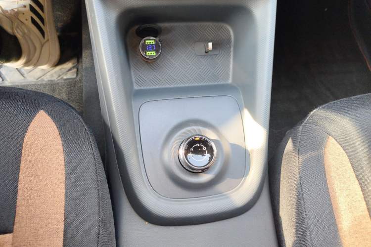 Used Wuling Hongguang New Energy 2025 Extended-Range Hybrid 50 km Standard Version Gear Lever