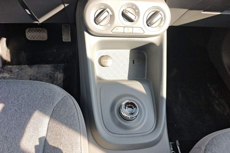 Used Wuling Hongguang New Energy 2025 Extended-Range Hybrid 50KM Comfort Version Gear Lever