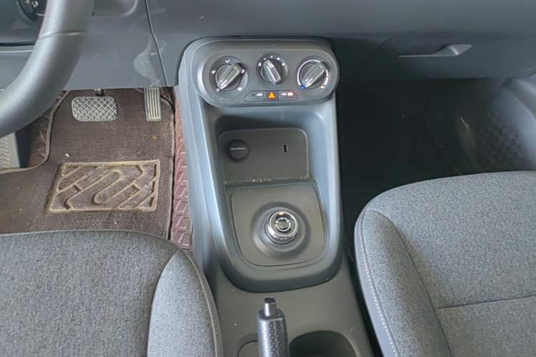 Used Wuling Hongguang New Energy 2025 Extended-Range Hybrid 50KM Comfort Version Gear Lever