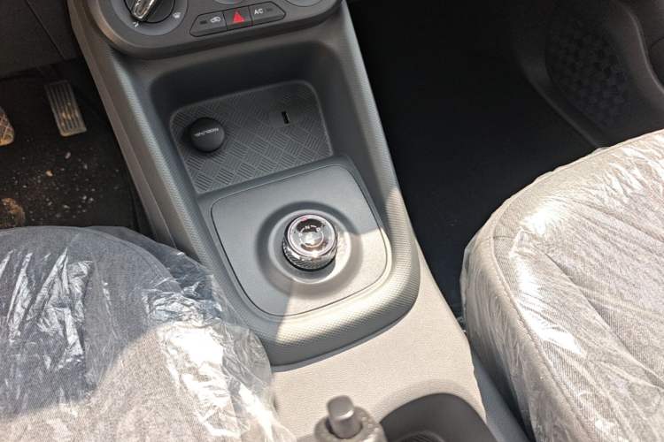 Used Wuling Hongguang New Energy 2025 Extended-Range Hybrid 50 km Standard Version Gear Lever