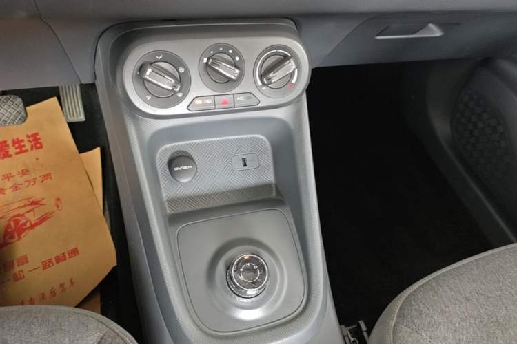 Used Wuling Hongguang New Energy 2025 Extended-Range Hybrid 50 km Standard Version Gear Lever