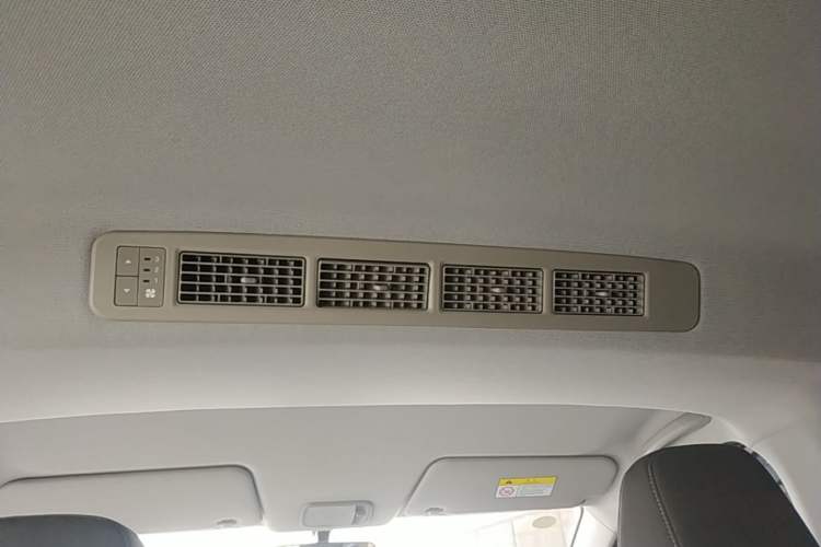 Used Wuling Hongguang New Energy 2025 Model Range-Extending Hybrid 150KM Comfort Edition Headliner