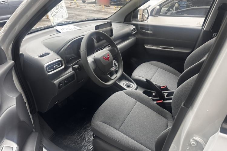 Used Wuling Hongguang New Energy 2025 Extended-Range Hybrid 50KM Comfort Version Interior 1