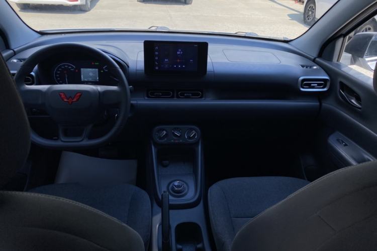 Used Wuling Hongguang New Energy 2025 Extended-Range Hybrid 50 km Standard Version Interior 2