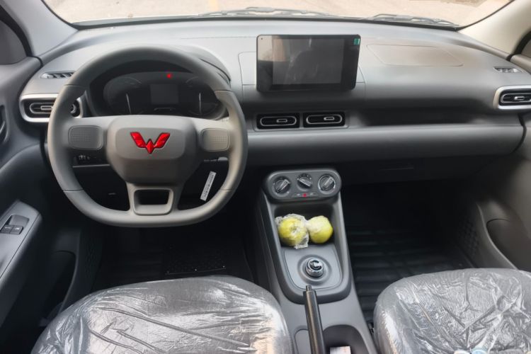 Used Wuling Hongguang New Energy 2025 Extended-Range Hybrid 50 km Standard Version Interior 2
