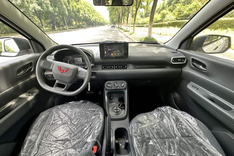 Used Wuling Hongguang New Energy 2025 Extended-Range Hybrid 50 km Standard Version Interior 2