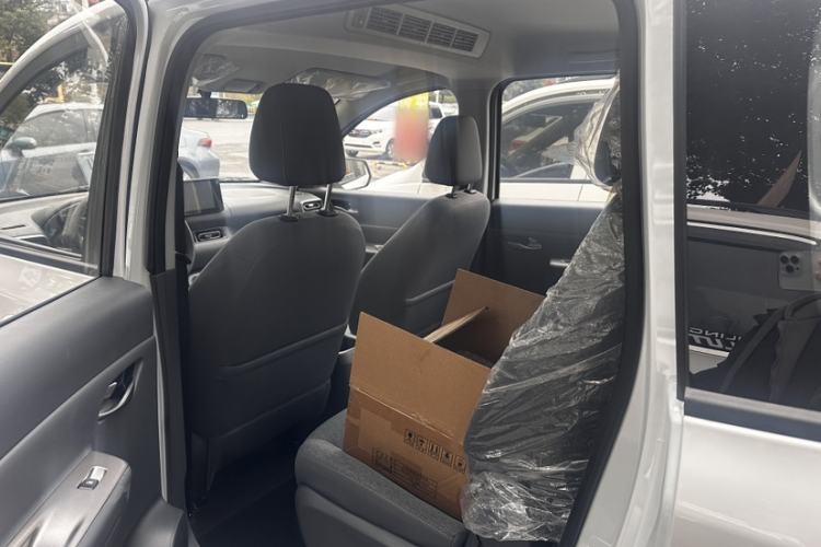 Used Wuling Hongguang New Energy 2025 Extended-Range Hybrid 50KM Comfort Version Interior 2