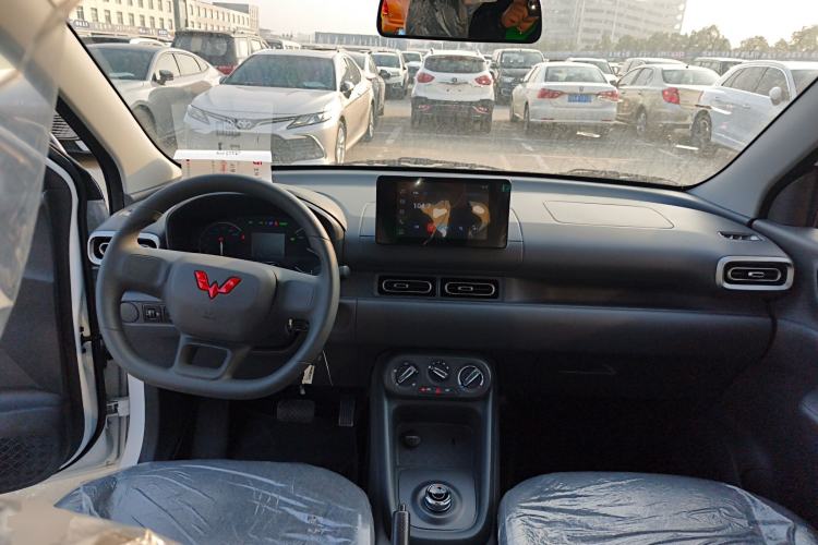 Used Wuling Hongguang New Energy 2025 Extended-Range Hybrid 50 km Standard Version Interior 2