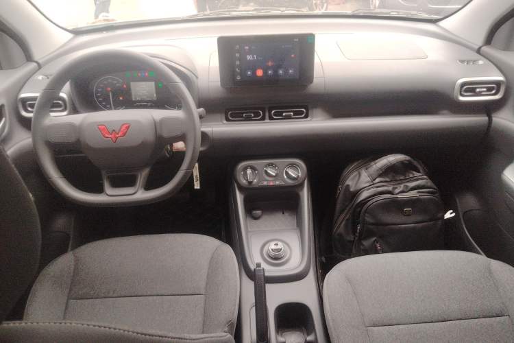 Used Wuling Hongguang New Energy 2025 Extended-Range Hybrid 50KM Comfort Version Interior 2