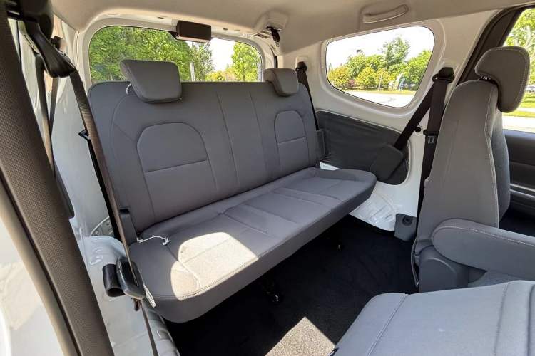 Used Wuling Hongguang New Energy 2025 Extended-Range Hybrid 50KM Comfort Version Interior 3