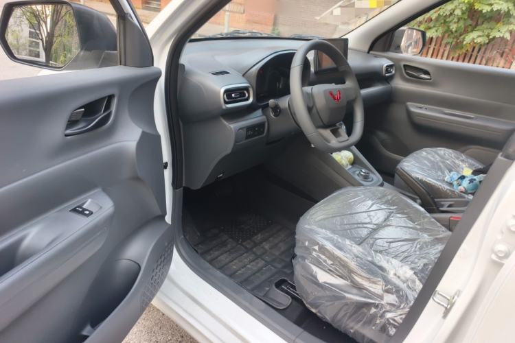 Used Wuling Hongguang New Energy 2025 Extended-Range Hybrid 50 km Standard Version Interior 3