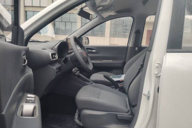 Used Wuling Hongguang New Energy 2025 Extended-Range Hybrid 50KM Comfort Version Interior 3