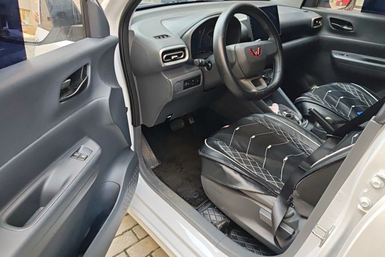 Used Wuling Hongguang New Energy 2025 Extended-Range Hybrid 50 km Utility Version Interior 3