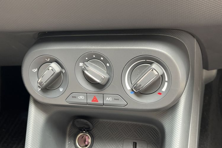 Used Wuling Hongguang New Energy 2025 Extended-Range Hybrid 50KM Comfort Version Interior 3