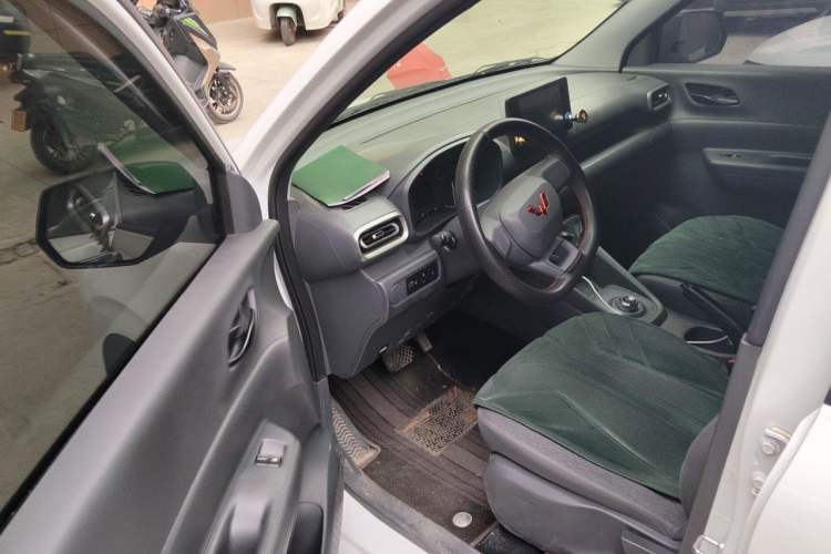 Used Wuling Hongguang New Energy 2025 Extended-Range Hybrid 50 km Standard Version Interior 3