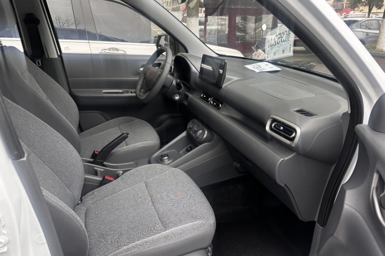 Used Wuling Hongguang New Energy 2025 Extended-Range Hybrid 50KM Comfort Version Interior 3