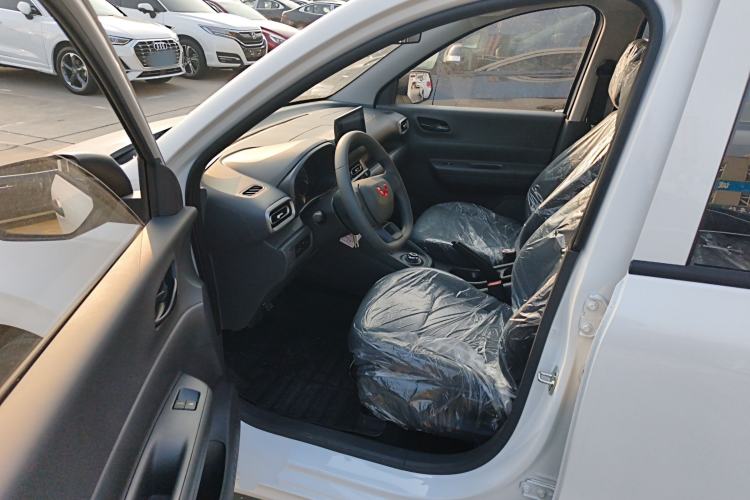 Used Wuling Hongguang New Energy 2025 Extended-Range Hybrid 50 km Standard Version Interior 3