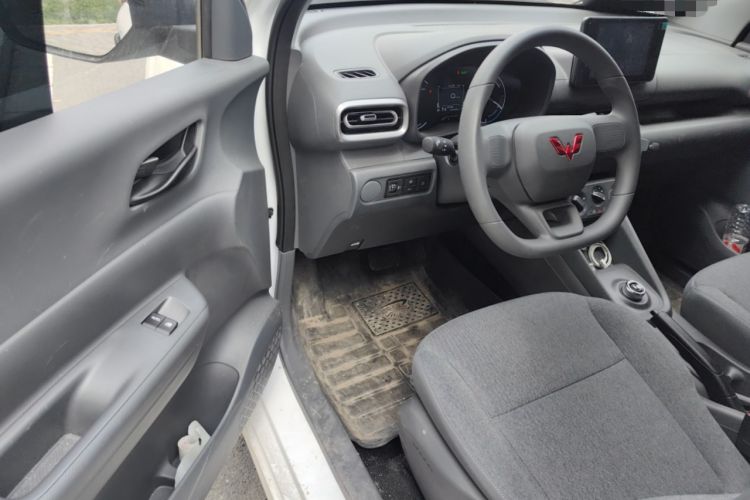 Used Wuling Hongguang New Energy 2025 Extended-Range Hybrid 50 km Standard Version Interior 3