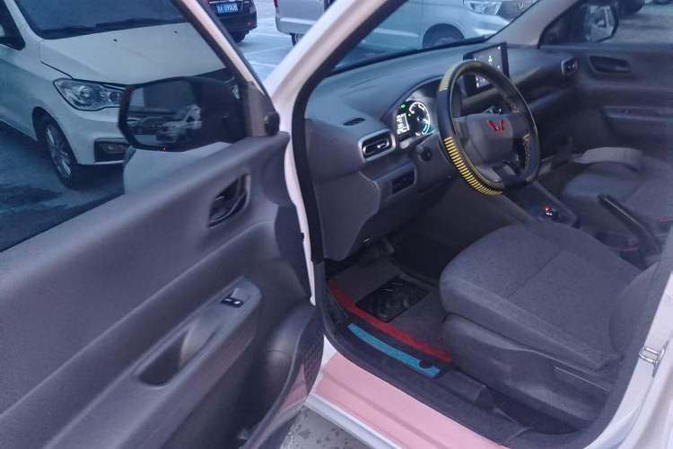Used Wuling Hongguang New Energy 2025 Extended-Range Hybrid 50 km Standard Version Interior 3