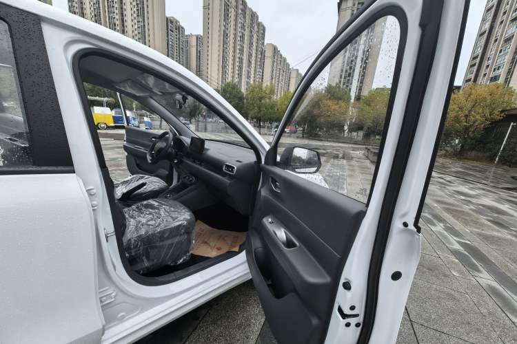 Used Wuling Hongguang New Energy 2025 Extended-Range Hybrid 50 km Utility Version Interior 3