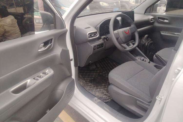 Used Wuling Hongguang New Energy 2025 Extended-Range Hybrid 50KM Comfort Version Interior 3