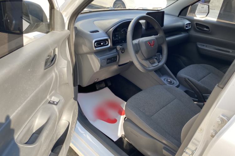 Used Wuling Hongguang New Energy 2025 Extended-Range Hybrid 50 km Standard Version Interior 4